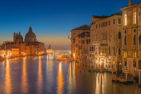 意大利威尼斯著名的大运河美丽夜景图片