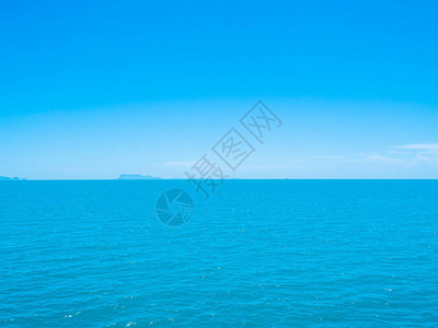 美丽的热带海洋蓝天背景中的白云适背景图片