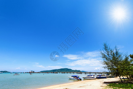 泰国普吉岛奥查龙湾著名景点夏日阳光下出海旅游的海滩港区图片