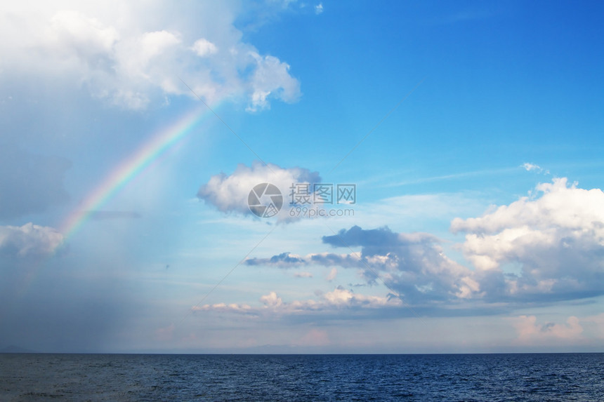 海上飘着美丽的彩虹雨图片