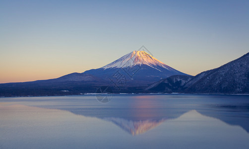 秋季富士山和本栖湖图片