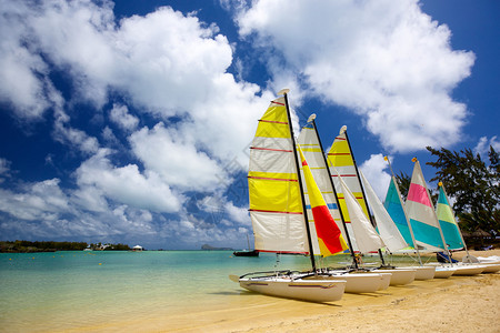 毛里求斯岛有帆船的海滩图片