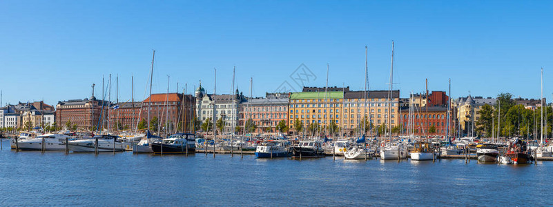 芬兰赫尔辛基老城的旧港码头建筑与船只游艇和其他船图片