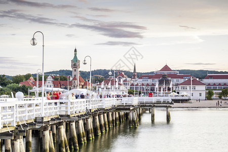 欧洲最长的木铁码头图片