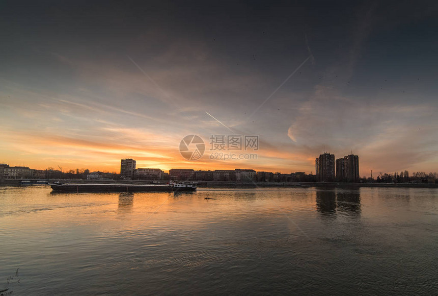 多瑙河上建筑物和多彩天空的暖日落图片