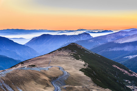 罗马尼亚帕朗山脉的山脉和云彩图片