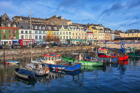 爱尔兰科布著名城市和流行旅游景点的港口和背景图片