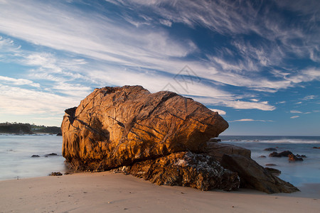 澳大利亚新南威尔士州Naroma附近的玻璃屋岩石海滩上一背景图片