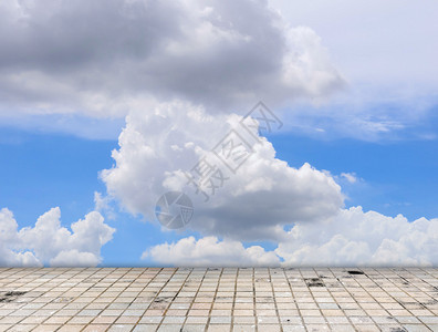 铺有云蓝天的瓷砖地板背景图片