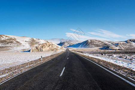 冬季乡村开放的空旷道路有美图片