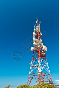 蓝天白云的通讯塔高清图片