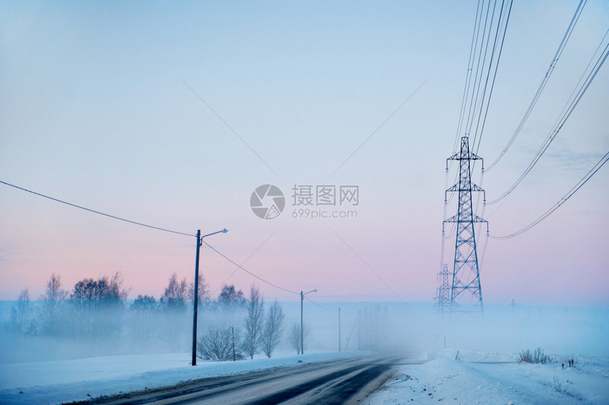有雾的冬夜有电塔的乡间小路图片