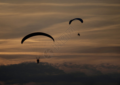 滑翔伞飞行图片