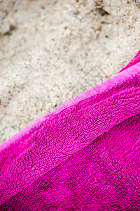 Fuchsia海滩毛巾在沙滩上图片