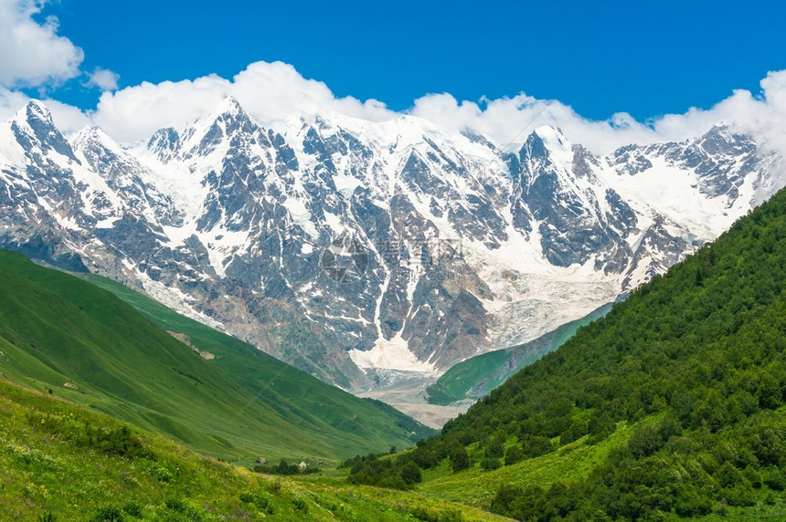 格鲁吉亚美丽的草原山谷和积雪山脉图片