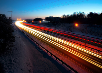 晚上交通在高速公路上图片