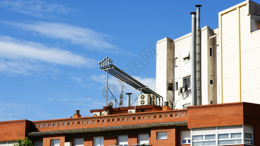 巴塞罗那一些建筑物屋顶上的烟灰弹图片