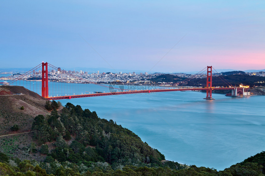 金门大桥的图像旧金山天线在背景中图片