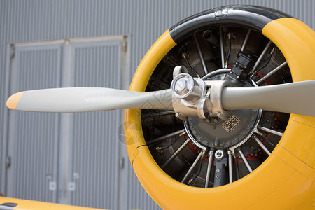 旧飞机铁螺旋桨发动机细节图片