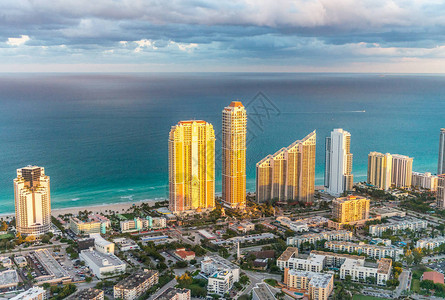 迈阿密海滩大楼有日落的灯光图片