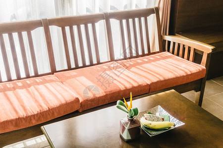 室内客厅的空木制沙发和椅子装饰图片