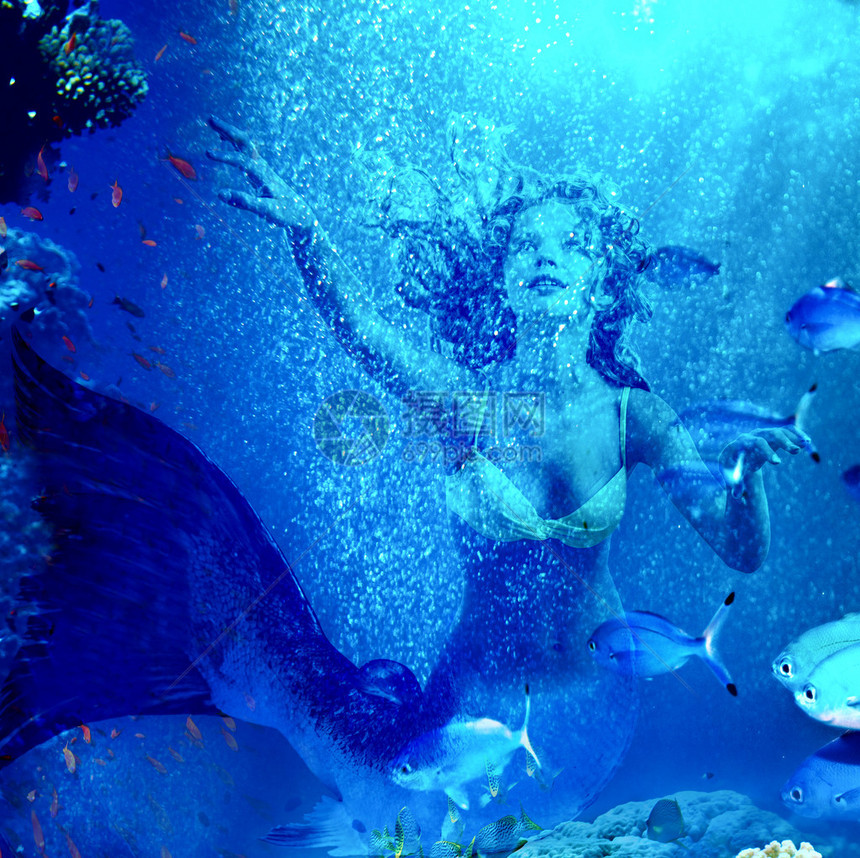 女孩美人鱼通过珊瑚鱼在水下潜水