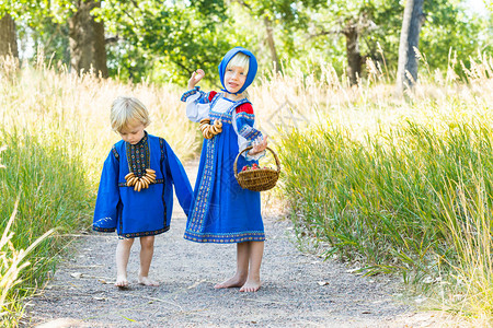 穿着俄罗斯传统服饰的俄罗斯儿童图片