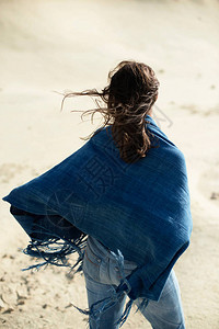 蓝布的朗特女人站在荒凉的风背景图片