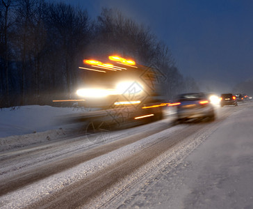 夜间大雪暴风雪乡村图片