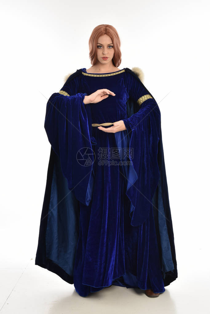 穿着蓝丝绒中世纪礼服和毛衣的长发妇女全长肖像图片