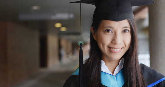 穿着大学礼服的毕业礼服的女人图片