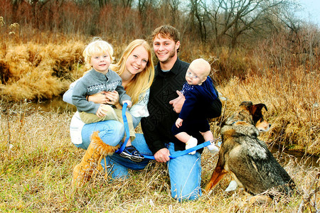 一个由四个人组成的幸福家庭图片