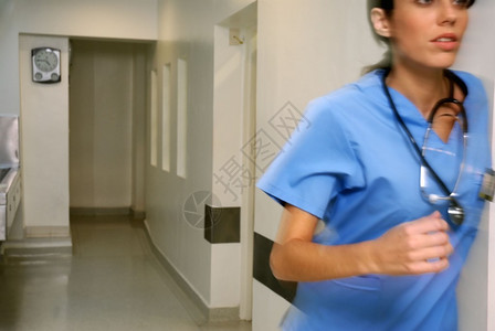 跑通过医院大厅的女医生图片