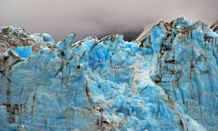 下午云中儿童冰川的蓝色冰该冰川位于阿拉斯加图片