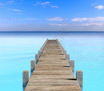 伊雷木湖3d渲染海中的木码头设计图片