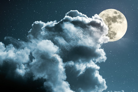 在繁星点的夜晚云层后的满月图片