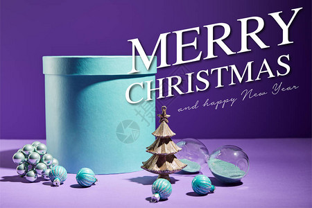 蓝色礼盒和装饰圣诞树图片