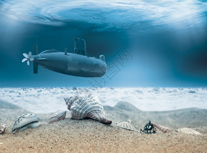 水下的潜水艇与沙子和贝壳背景图片