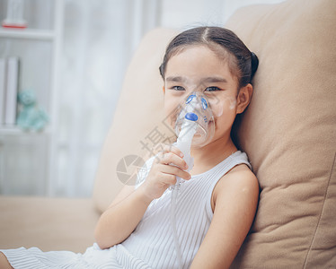 使用吸入器面具用支气管软烟雾进行亚洲儿童病人吸入治疗图片