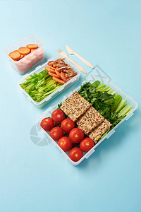 新鲜蔬菜肉类和饼干背景的食品容器排图片