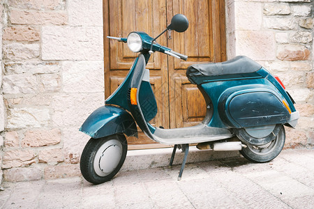 门前的旧意大利摩托车图片