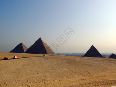 埃及的吉萨金字塔和背景中图片