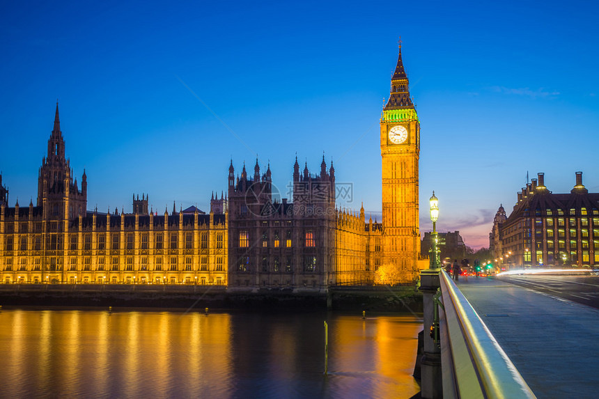 伦敦蓝色时刻的大本钟与议会图片