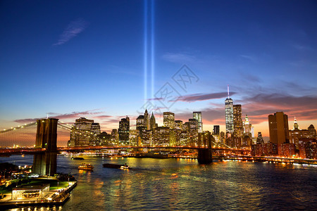曼哈顿天际线和纽约日落时的灯塔图片