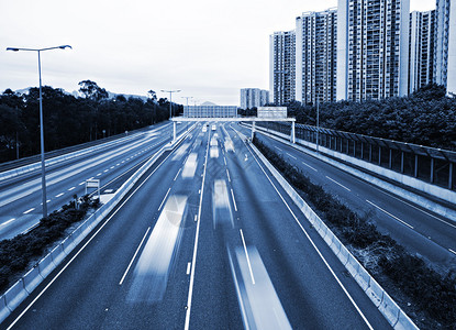 蓝色高速公路上的交通图片