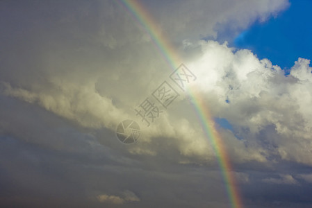 云背景下的彩虹照片图片