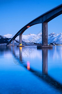 桥梁和水面上的倒影挪威罗弗敦群岛的自然景观图片