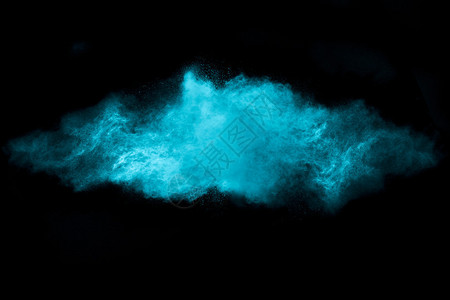蓝色粉尘粒子爆炸黑色背景隔离的蓝色灰尘图片