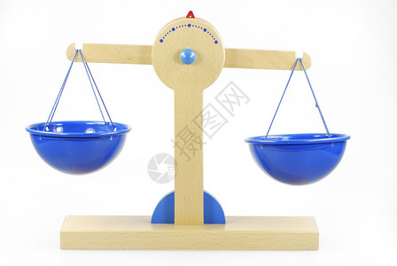 几乎平衡的木制玩具秤图片