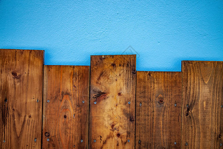 棕色木板和蓝色背背景图片